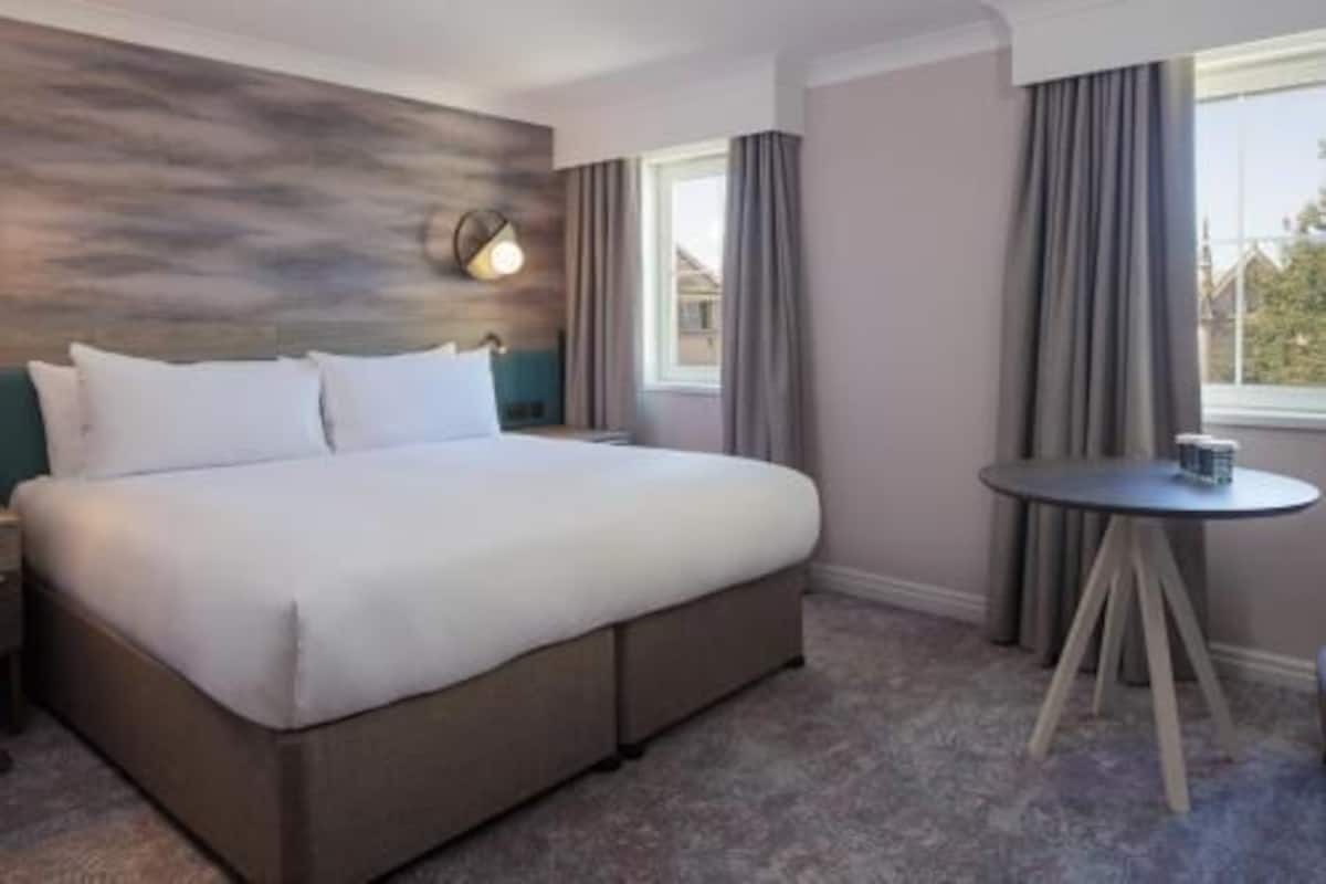 In-room safe, iron/ironing board, WiFi, bed sheets