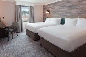 Safe på rommet, strykejern/-brett, wi-fi (mot et tillegg) og sengetøy