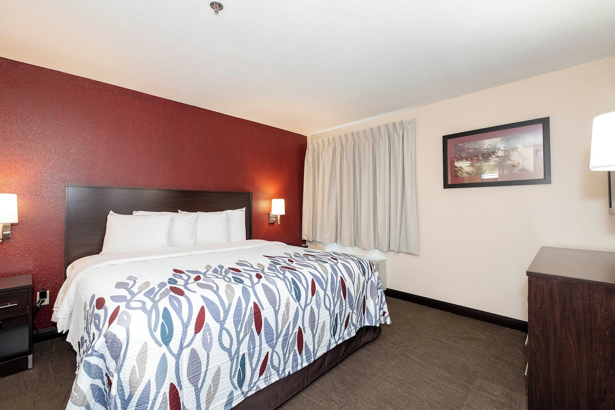 Blackout drapes, WiFi (free), bed sheets