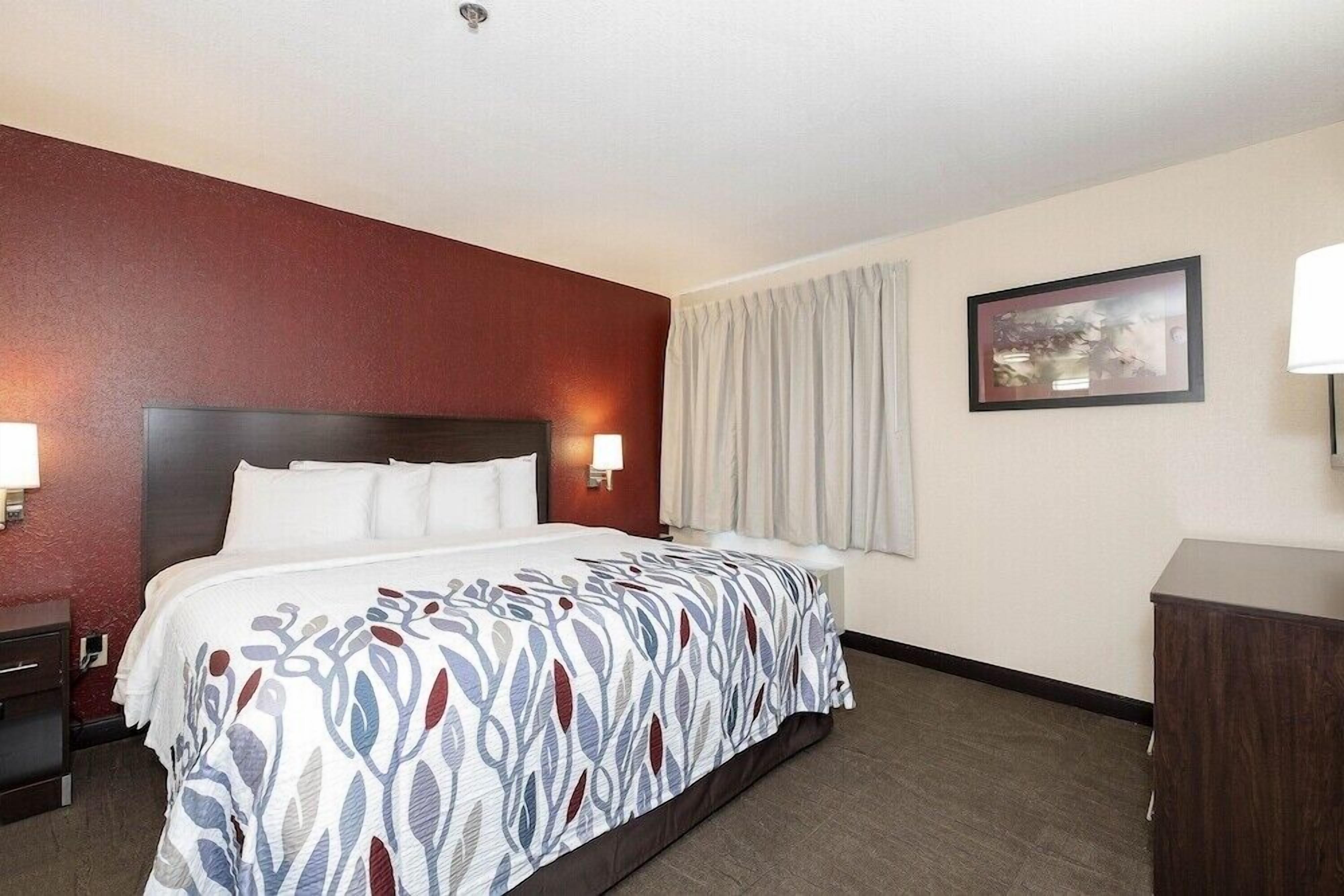Cortinas opacas, wifi gratis, ropa de cama