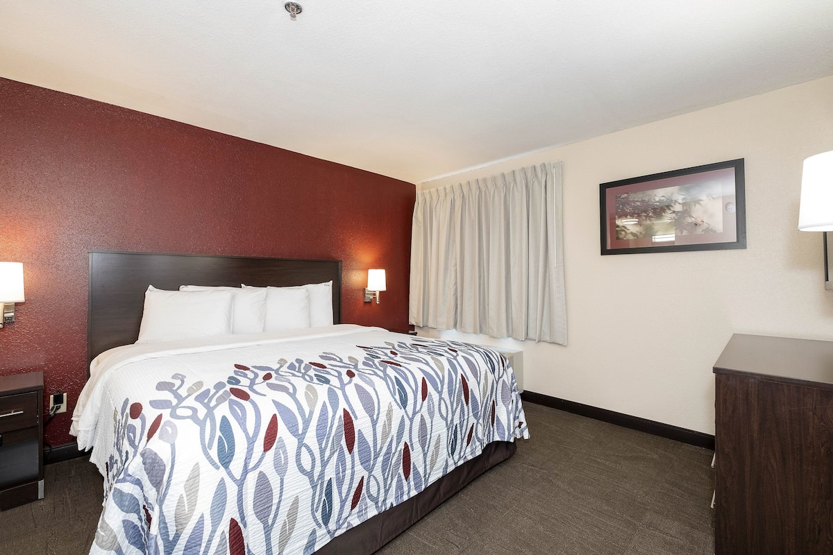 1 bedroom, blackout drapes, free WiFi, bed sheets