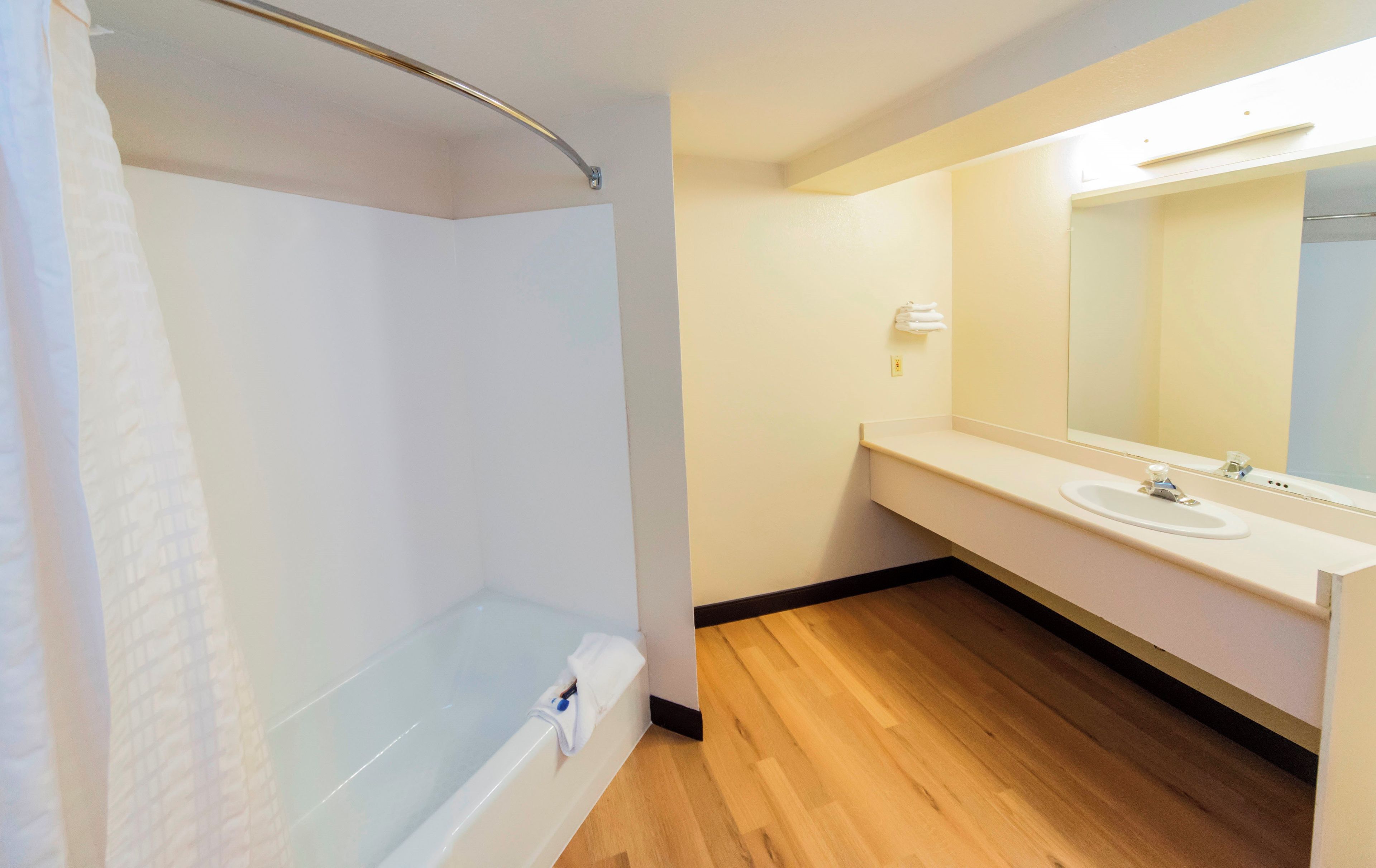 Suite, 1 King Bed (Smoke Free) | Bathroom | Combined shower/tub, towels