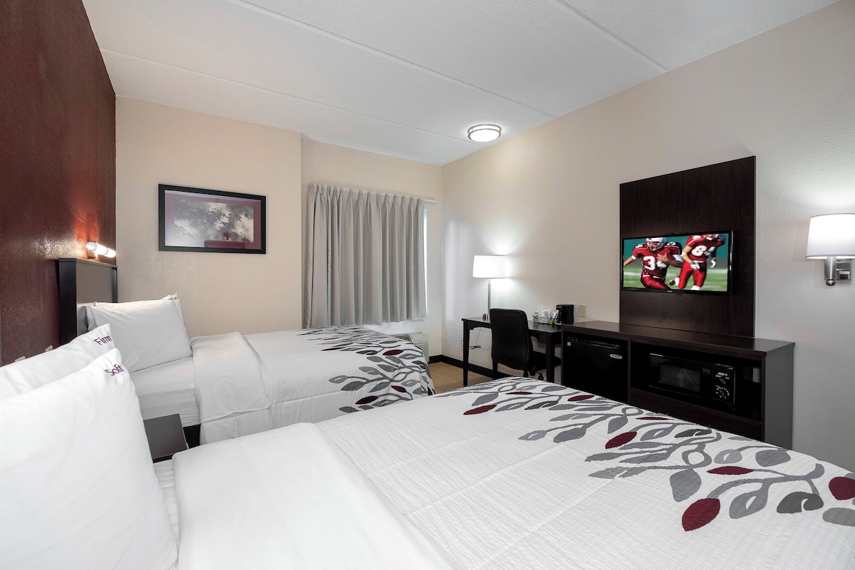 Blackout drapes, WiFi (free), bed sheets