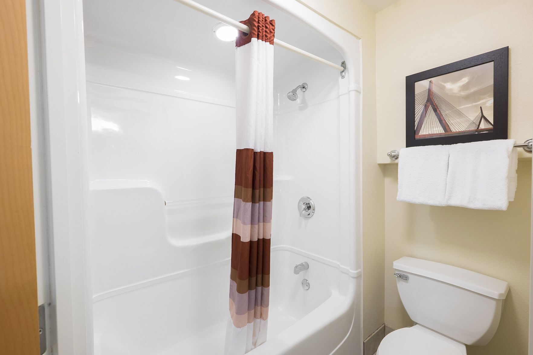Baño | Tina con regadera y toallas 