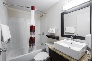 Combined shower/bathtub, towels