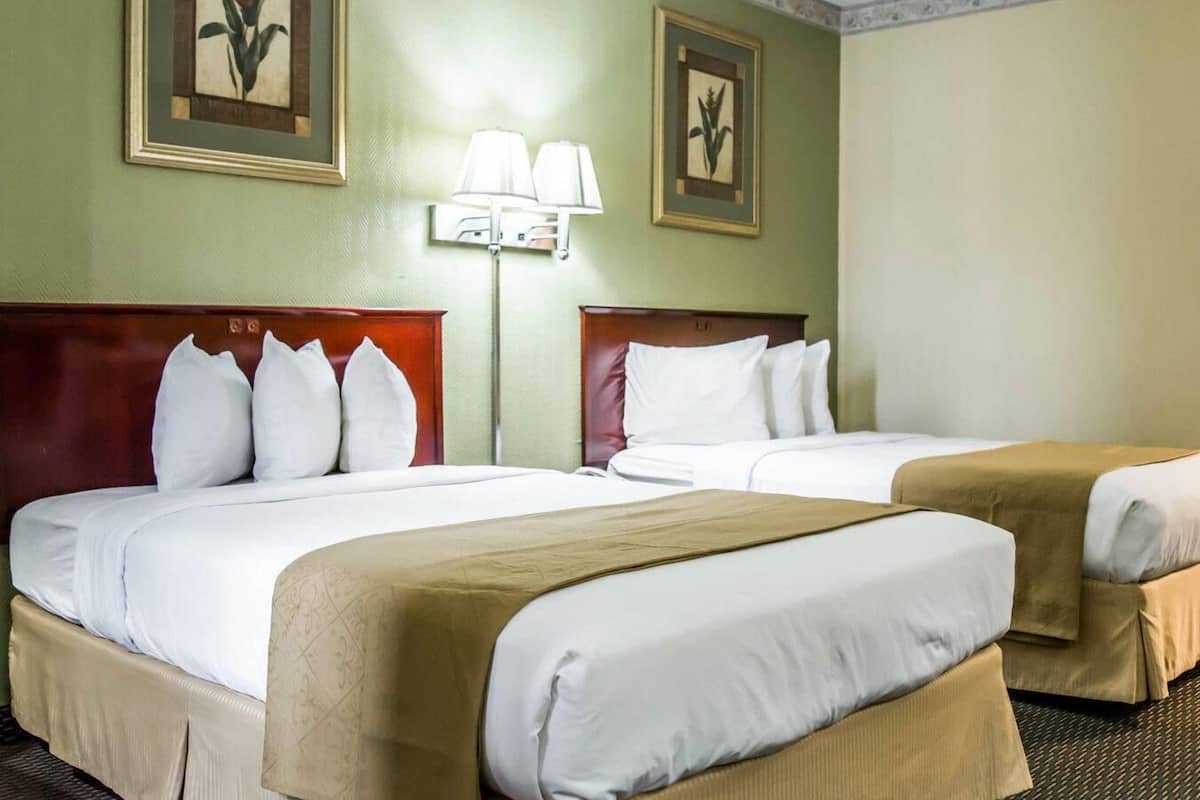 Quarto, 2 camas de casal, para não fumantes | Cofres nos quartos, escrivaninha, ferros/tÔbuas de passar roupa