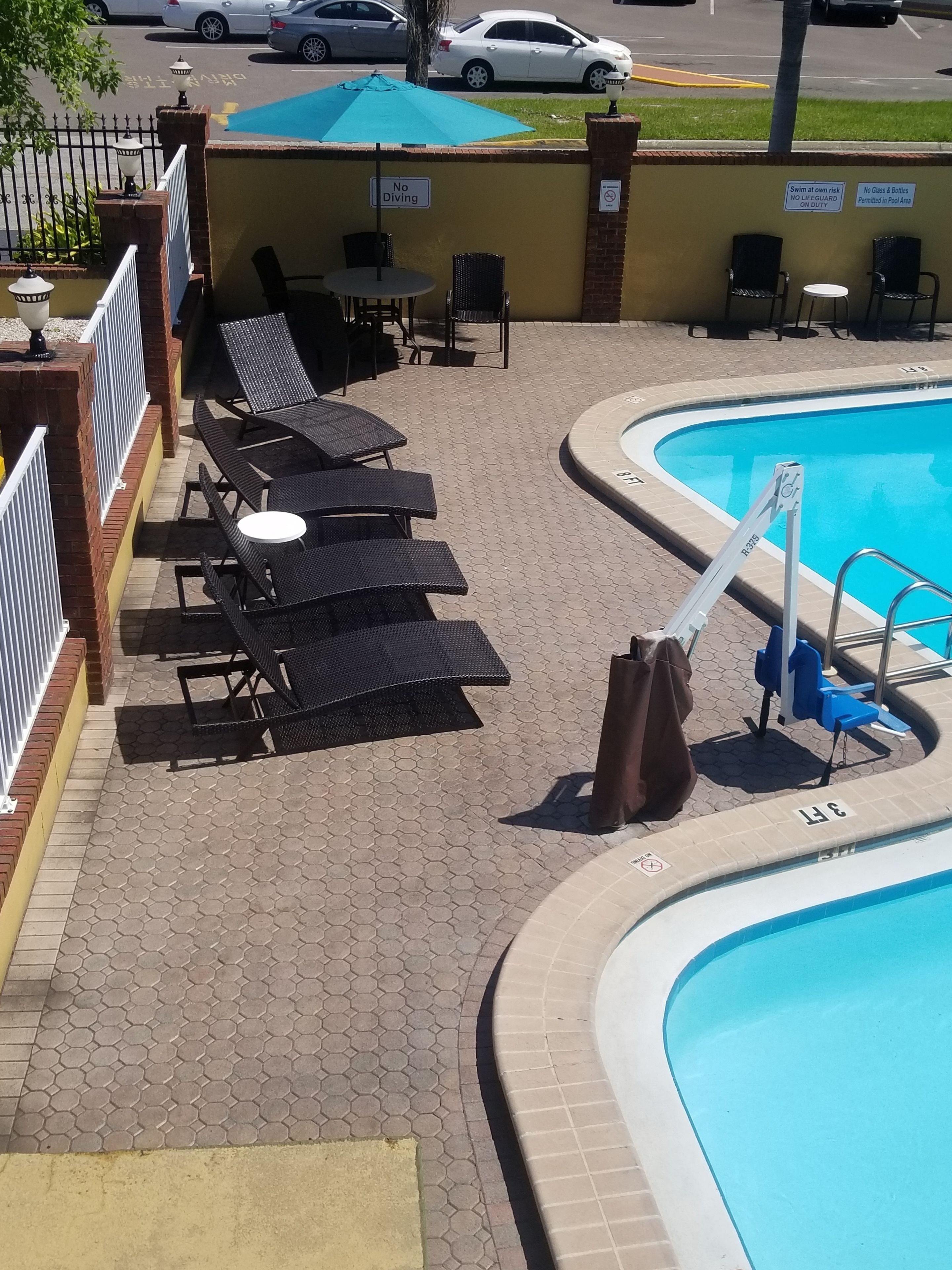Zona de piscina con sillones de descanso y una pileta.