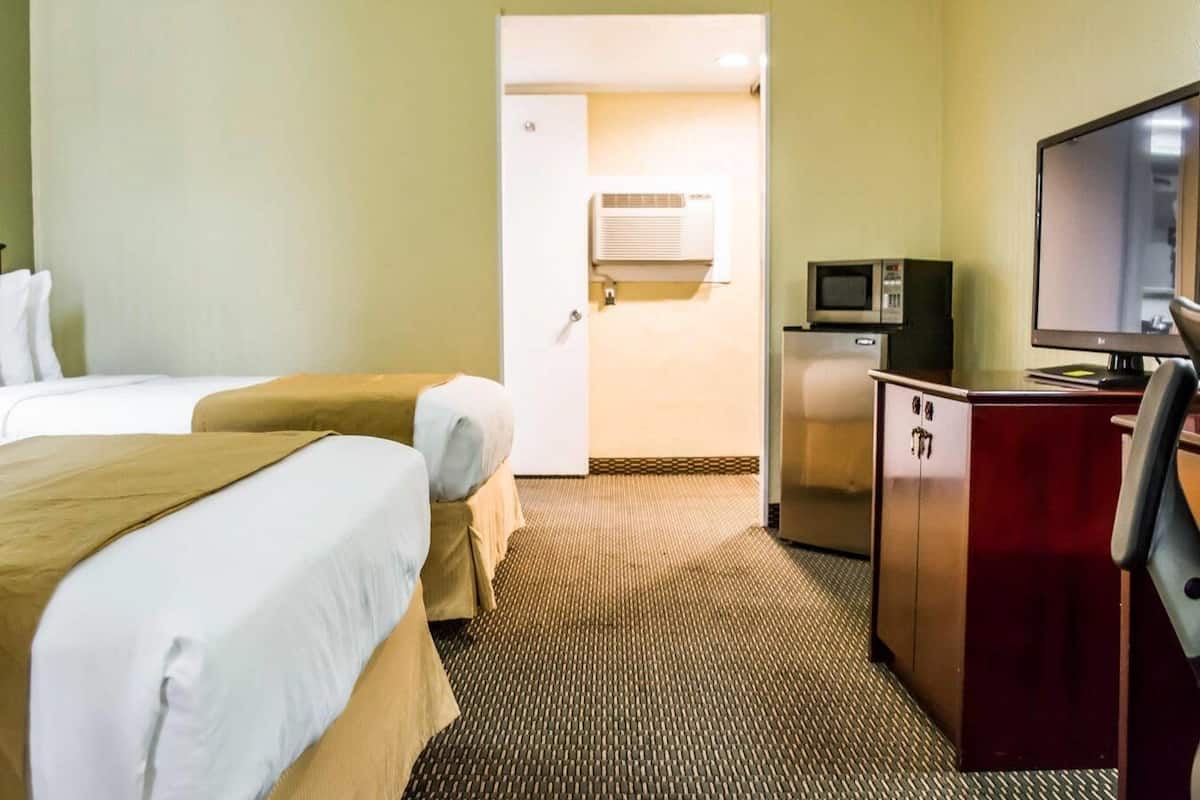 Quarto, 2 camas de solteiro, para não fumantes (Upper Floor) | Cofres nos quartos, escrivaninha, ferros/tÔbuas de passar roupa
