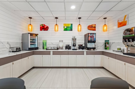 Free buffet breakfast. Quality Inn Tampa Airport - Cruise Port