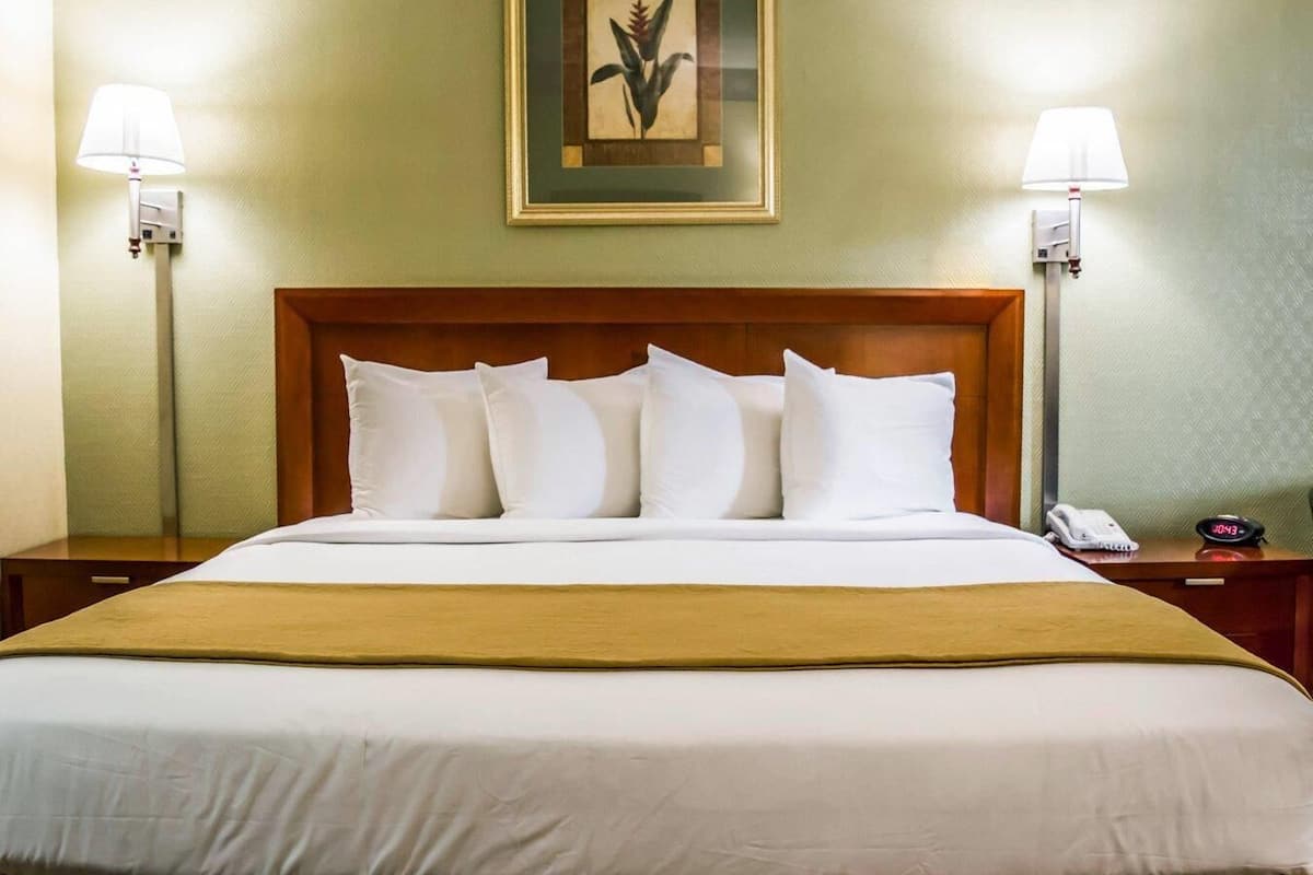 Quarto, 1 cama King, para não fumantes (Upper Floor) | Cofres nos quartos, escrivaninha, ferros/tÔbuas de passar roupa