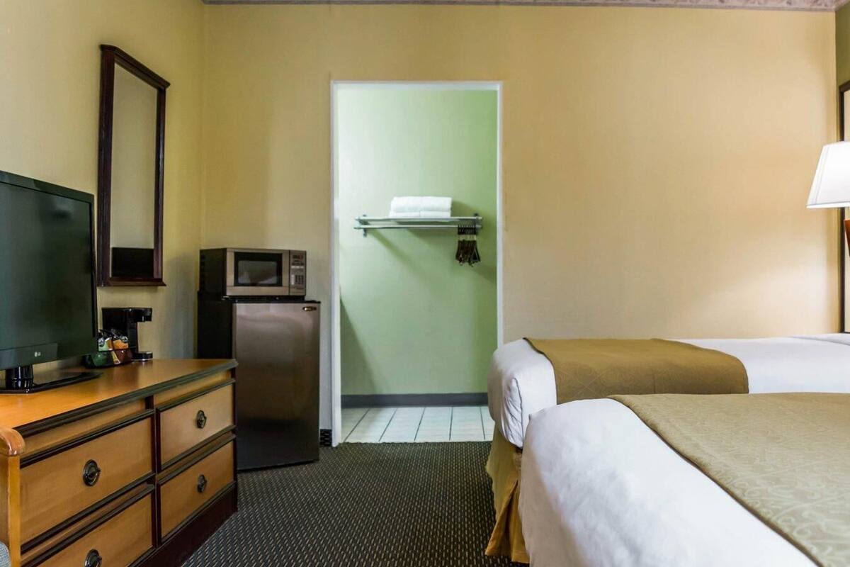 Quarto, 2 camas de casal, acessĆvel, para nĆ£o fumantes | Cofres nos quartos, escrivaninha, ferros/tĆ”buas de passar roupa