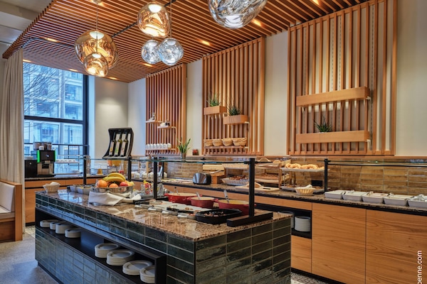 Café da manhã com buffet todos os dias (EUR 23 por pessoa)