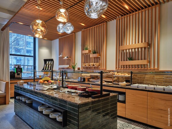 Petit déjeuner buffet (23 EUR par personne)