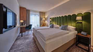 Habitación superior con 1 cama doble o 2 individuales | Minibar, caja fuerte, escritorio y espacio para trabajar con un portátil