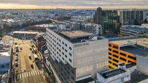 Un hôtel moderne doté d’un toit plat, de plusieurs étages et d’un parking souterrain.