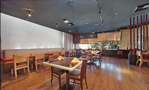 供應早餐、午餐和晚餐，日本料理