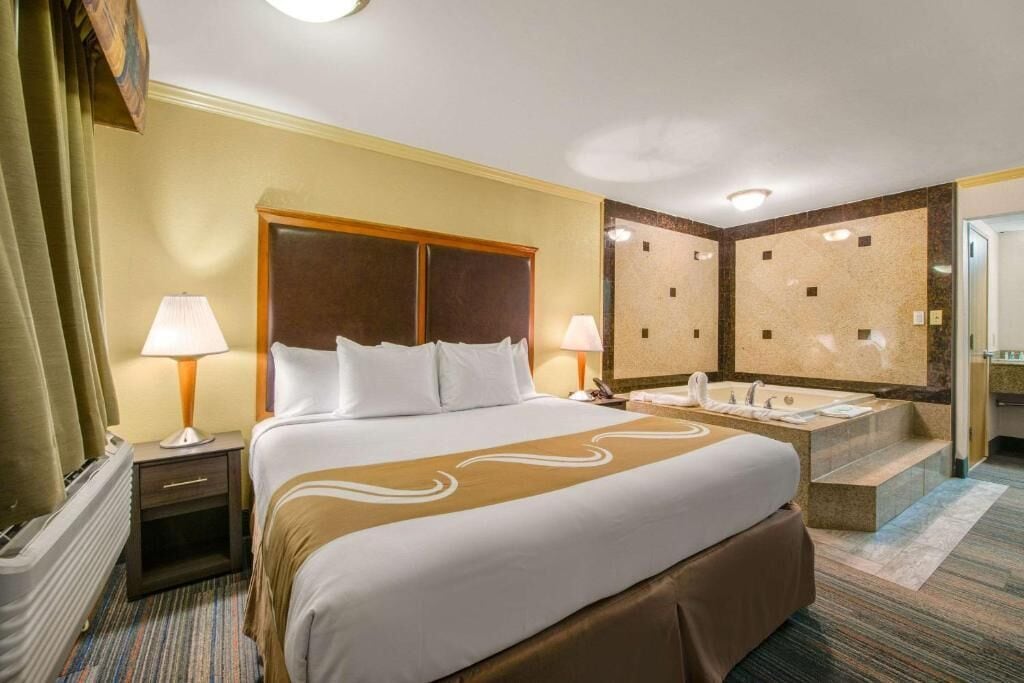 Individuell eingerichtet, Schreibtisch, laptopgeeigneter Arbeitsplatz