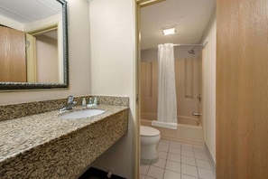 Combined shower/bathtub, free toiletries, hair dryer, towels