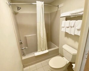 Ducha y bañera combinadas y artículos de higiene personal gratuitos