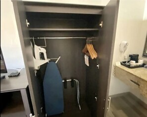 Bureau, rideaux d’obscurcissement, système d’insonorisation
