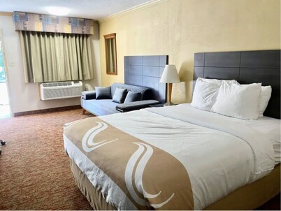  Hibiscus Inn & Suites