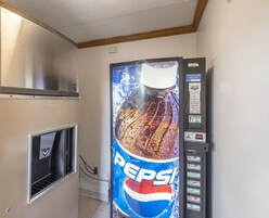 Máquina expendedora con logotipo de Pepsi, ranura para monedas y pantalla digital.