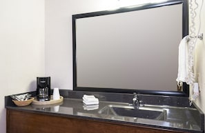 Tina con regadera, amenidades de baño gratuitas, secadora de cabello
