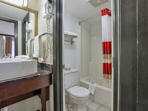 Combined shower/bathtub, free toiletries, hair dryer, towels