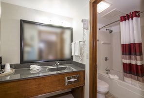 Bañera con ducha, artículos de tocador gratuitos, secador de pelo