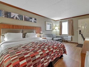 Desk, blackout drapes, iron/ironing board, free WiFi - Red Roof Inn Uhrichsville (Uhrichsville)