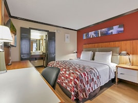 Escrivaninha, cortinas blackout, ferros/tábuas de passar roupa