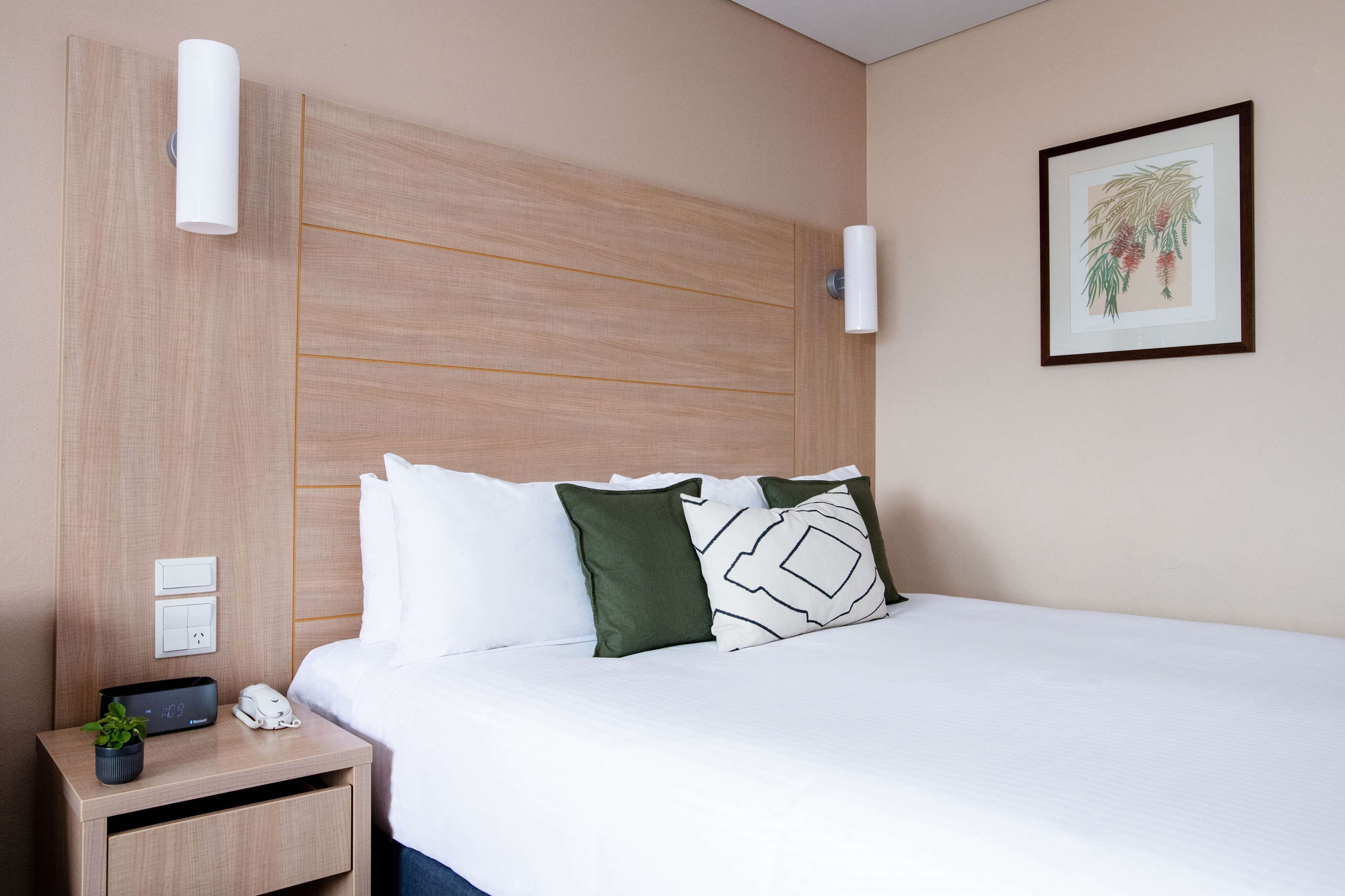 executive room, 1 king bed, balcony | in-room safe, desk, blackout curtains, iron/ironing board