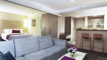 Suite ejecutiva, 1 cama King size, balcón | 1 habitación, caja de seguridad en la habitación y escritorio