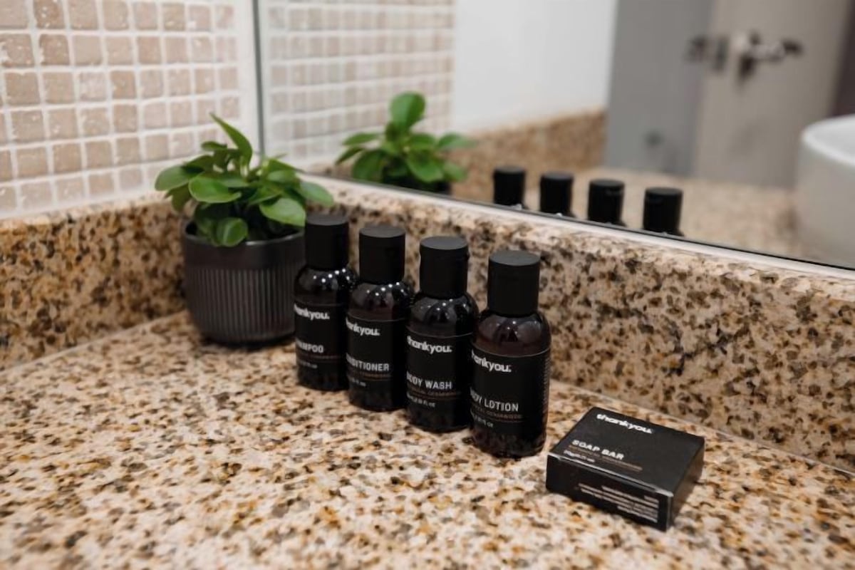 Chuveiro/banheira combinados, secador de cabelo, toalhas de banho 