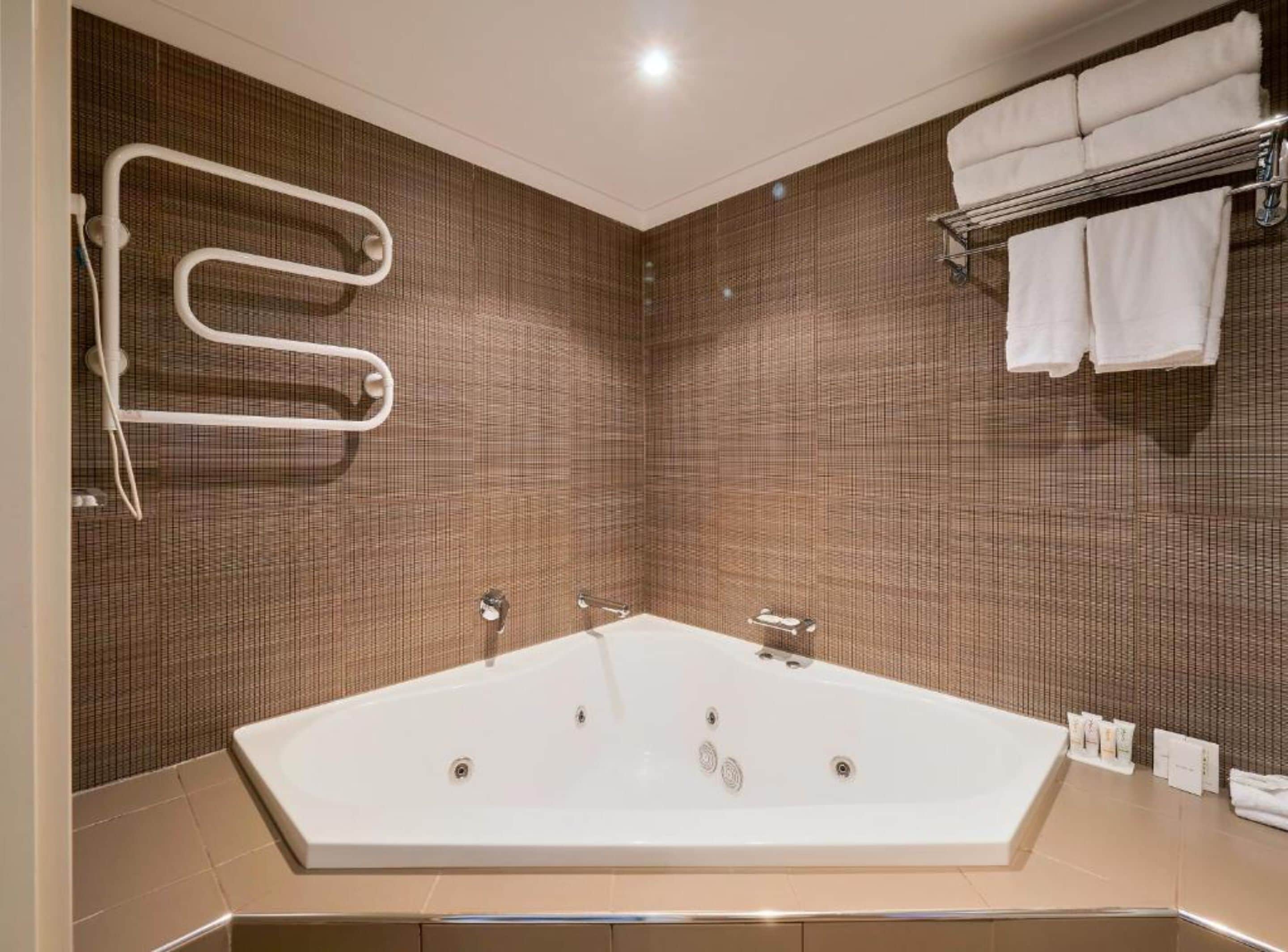 executive suite, 1 king bed, balcony | bathroom | combined shower/bathtub, hair dryer, towels, soap