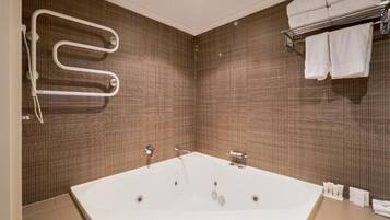 Executive Suite, 1 Katil Raja (King), Balcony | Bilik Mandi | Gabungan pancuran/tab mandi, pengering rambut, tuala disediakan, sabun