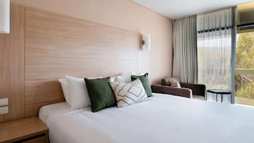 Executive Room, 1 King Bed, Balcony | 1 bedroom, in-room safe, desk, blackout drapes