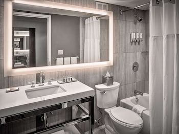 Combined shower/tub, free toiletries, hair dryer, towels at Sonesta Philadelphia Rittenhouse Square