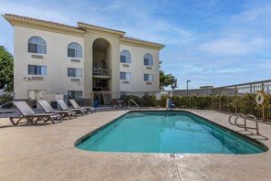 室外游泳池，07:00 至 23:00 开放，池畔遮阳伞，日光浴躺椅