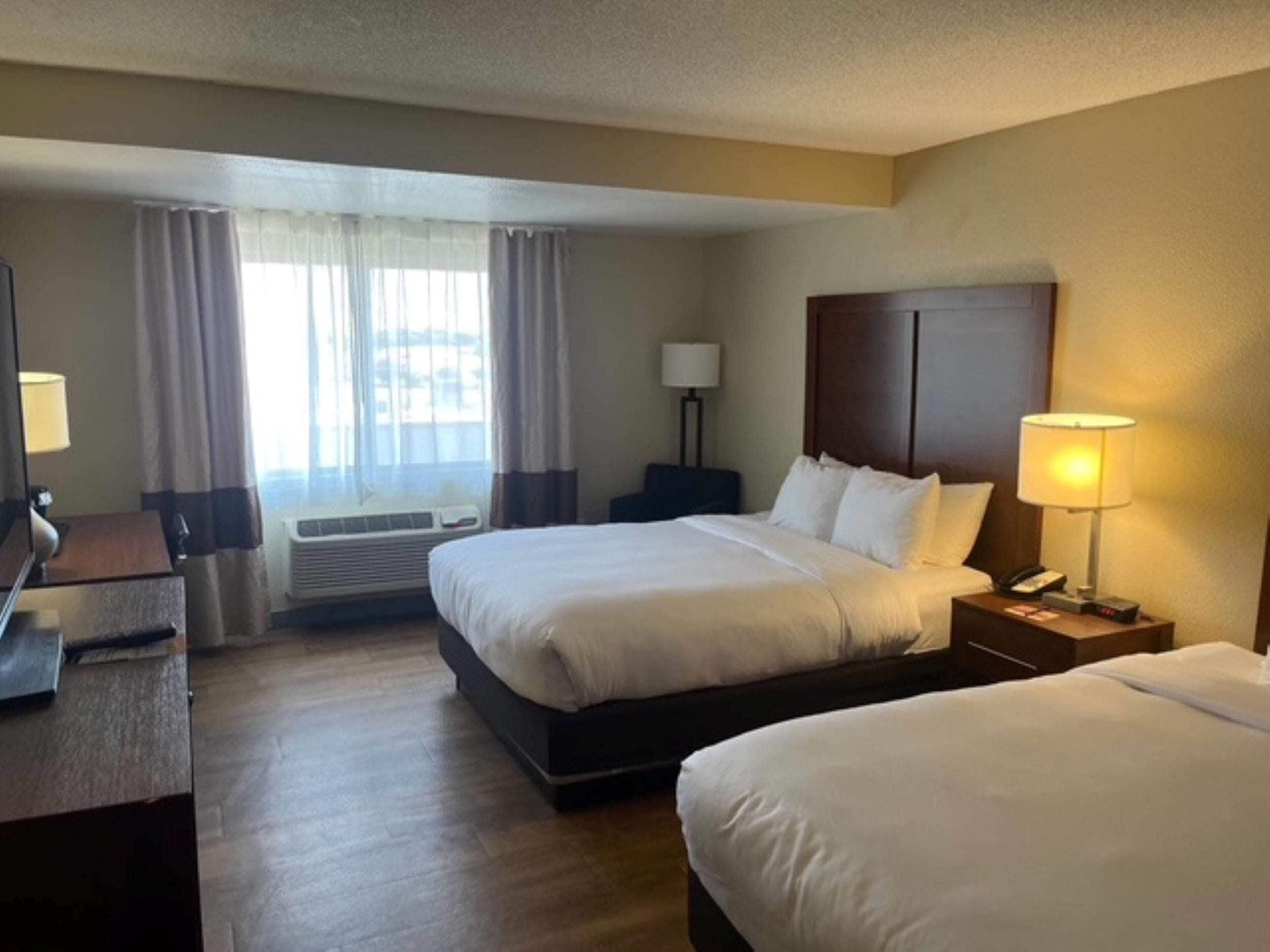 客房内保险箱、办公桌、遮光窗帘、隔音