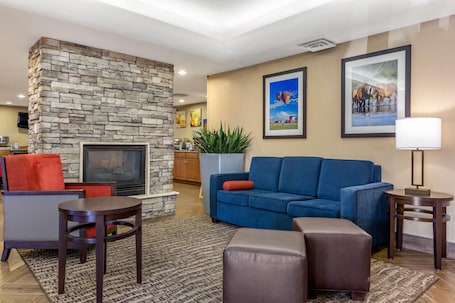 Saguão. Comfort Inn & Suites Phoenix North / Deer Valley