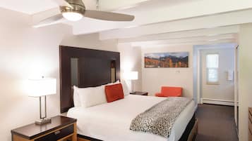 Escritorio, tabla de planchar con plancha, wifi gratis y ropa de cama