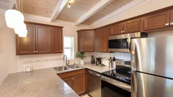 Apartamento | Cocina privada | Frigorífico, microondas y cafetera o tetera