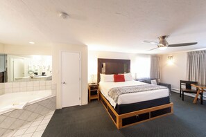 Suite Deluxe, 1 très grand lit, baignoire à jets | Bureau, fer et planche à repasser, accès au Wi-Fi (inclus)