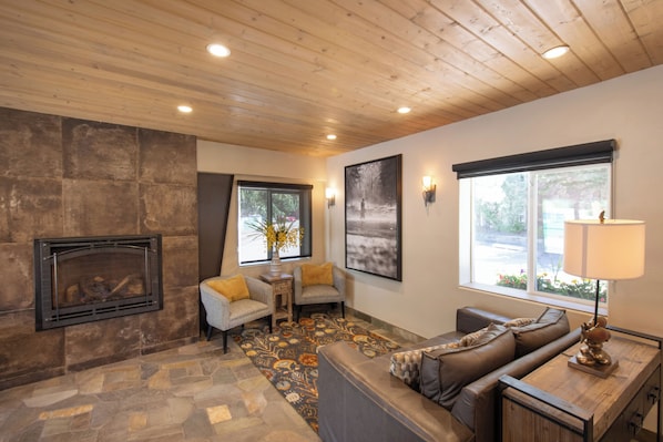 Lobby sitting area - Aspenalt Lodge (Basalt)