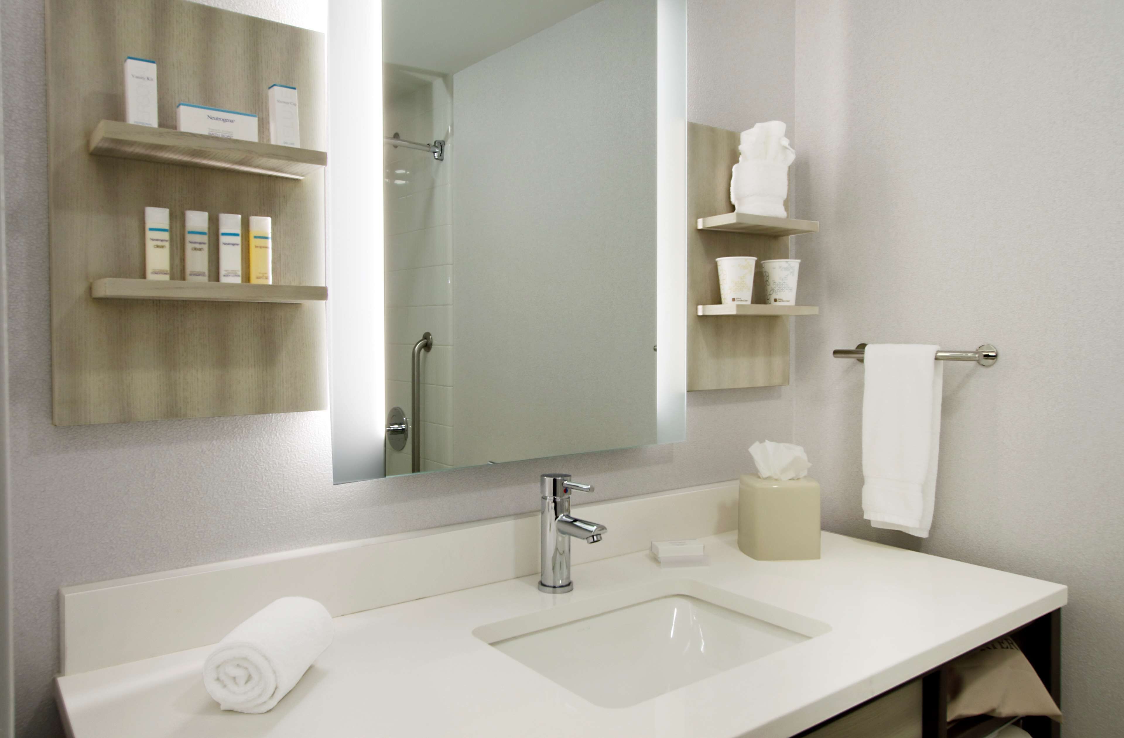 room, 1 king bed, accessible | bathroom | combined shower/bathtub, free toiletries, hair dryer, towels