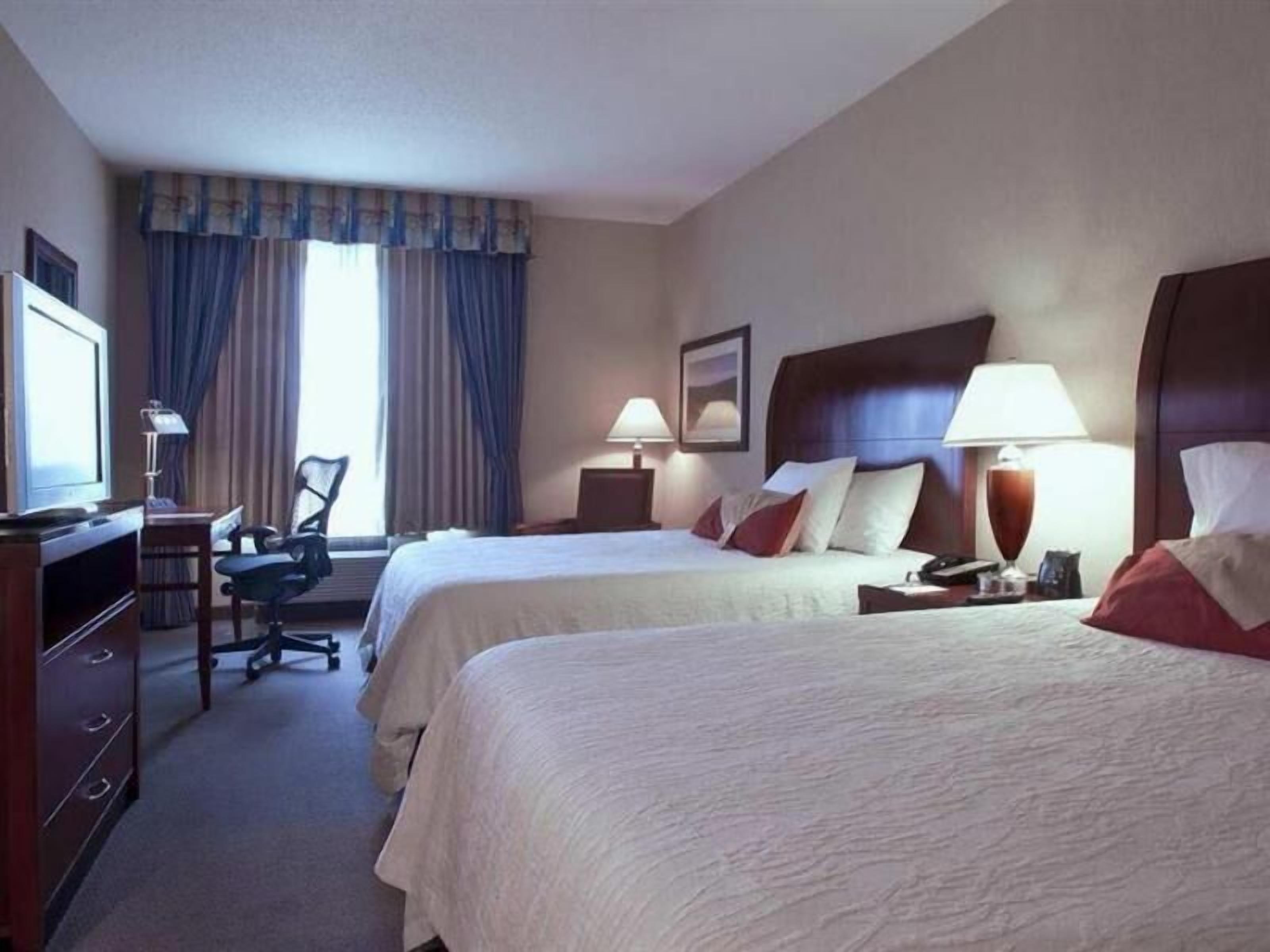 Pillowtop beds, in-room safe, desk, free cribs/infant beds