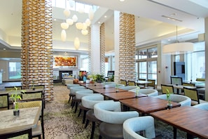 Breakfast, dinner served; American cuisine, alfresco dining
