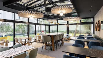 Desayuno buffet diario (EUR 13.9 por persona)