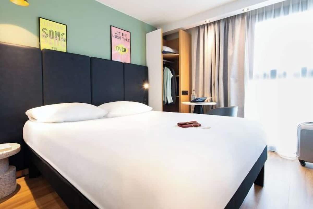 Premium bedding, in-room safe, desk, soundproofing